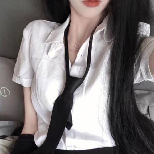 在角落，主教身边